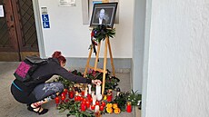 P�ed budovou radnice vzniklo pietní místo.