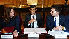 Britský premiér Rishi Sunak po boku ministryn� �kolství Gillian Keeganové a...