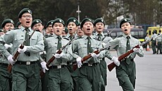 Mladí kadeti Hongkongské asociace armádních kadet vycházejí bhem slavnostního...