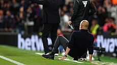 Zoufalý Pep Guradiola, trenér Manchesteru City, padá na zem ve chvíli, kdy se...