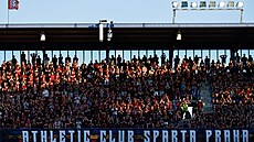 Fanou�ci Sparty sledují na letenském stadionu utkání proti Baníku Ostrava.