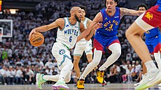 Jordan McLaughlin (vlevo) z Minnesoty se dere vp�ed, brání ho Julian Strawther...