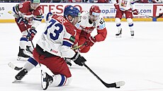 Ond�ej Ka�e se sna�í odpálit puk b�hem zápasu proti Dánsku.