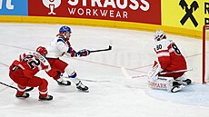 �eský úto�ník Jakub Flek se prosazuje v zápase proti Dánsku.