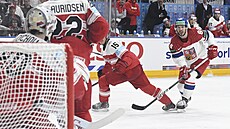 Tomá� Kundrátek sleduje puk, který po jeho st�ele mí�í do sít� dánské branky.