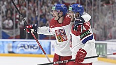 Jakub Krej�ík (vlevo) a Tomá� Kundrátek se radují z gólu proti Dánsku.
