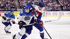 Juraj Slafkovský v souboji s Valerim Orekhovem.