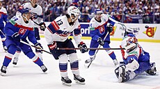 Johnny Gaudreau zakonuje na branku Samuela Hlavaje.