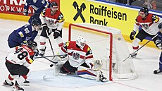 Fin Saku Mäenalanen st�ílí první gól utkání proti Rakousku.
