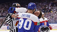 Tomá Tatar v objetí s Ryanem Leonardem.