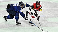 Fin Juha Jääskä a Raku�an Bernd Wolf se natahují po kotou�i.