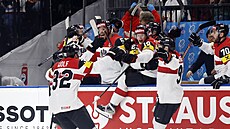 Radost rakouských hokejist po rozhodující brance s Finskem.