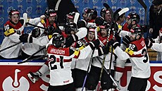 Historická radost. Hokejisté Rakouska se radují po vítzství nad Finskem.