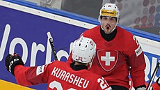 Kevin Fiala se raduje z branky proti �esku se spoluhrá�em Philippem Kurashevem.