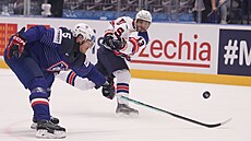 Johnny Gaudreau zakonuje pes hokejku Enza Guebeye.