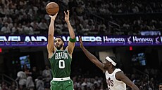 Jayson Tatum (0) st�ílí na ko�.