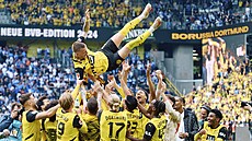 Marco! Marco! Hrái Dortmundu vyhazují louícího se Reuse do vzduchu.