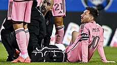 Zran�ný Lionel Messi v pé�i léka��.