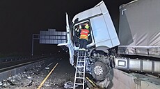 Kamion prorazil betonové hrazení a zablokoval u Olomouce dálnici D35 ve smru...
