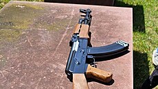 Zbra�, kterou policisté pova�ovali za samopal typu kala�nikov.