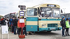 Návtvníci autobusového dne ekají na projíku renovovaným historickým...