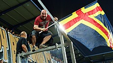 Sparanský fanouek pózuje pi zápase s Baníkem Ostrava.