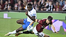 Spar�anský úto�ník Veljko Birman�evi� padá v souboji s ostravským Patrickem...