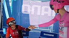 �UK. Geraint Thomas (vlevo) se zdraví na startu �asovky s Tadejem Poga�arem.