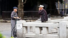 Dva sta�í mu�i hovo�ící v chrámu Sensód�i v Asakuse v japonském Tokiu. (23....