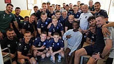 Fotbalový tým Teplic v nemocnici nav�tívil spoluhrá�e Abdallaha Gninga, který...