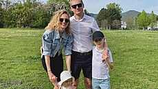 Basketbalový trenér Jan �otnar s man�elkou Barborou a d�tmi.