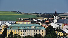 Pohled na Bílovec z okolních kopc. Zámek a kostel tvoí dominantu msta.