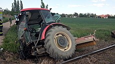 Sráka traktoru s vlakem u Sovtic na Hradecku (14.5.2024).