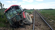 Sráka traktoru s vlakem u Sovtic na Hradecku (14.5.2024).