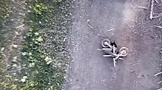 Ukrajinsk drony ni rusk jednotky na motorkch