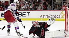 Filip Chytil z New York Rangers v anci ped brankáem Pjotrem Koetkovem z...