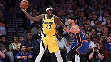 Pascal Siakam (vpravo) z Indiany brán�ný Joshem Hartem z New Yorku.