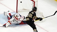 David Pastrák z Bostonu pekonává floridského brankáe Sergeje Bobrovského.