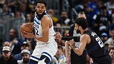 Karl-Anthony Towns (vlevo) z Minnesoty brán�ný ,  Jamalem Murrayem z Denveru.