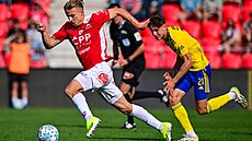 Pardubický Vojt�ch Sychra (vlevo) uniká Alexandru Buzkovi ze Zlina.