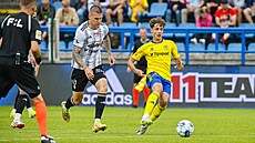 Za míem se ítí Alexandr Buek.(vpravo) ze Zlína a Zdenk Ondráek z eských...