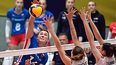 �eská volejbalistka Michaela Mlejnková úto�í p�es Raku�anky Ninu Nesimovi�ovou...
