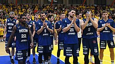 Smutní basketbalisté D��ína po proh�e v rozhodujícím zápase s Ústím,