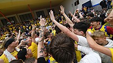 Basketbalisté ústecké Slunety se radují s fanouky z postupu do ligového finále.