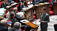 Francouz�tí minist�i a poslanci uctívají minutou ticha památku dvou v�ze�ských...