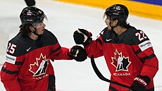 Kanadský útoník Dylan Cozens (vpravo) slaví trefu v zápase s Finskem.
