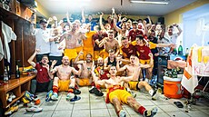 Oslava v kabin. Fotbalisté Dukly slaví návrat do první ligy po pti letech.