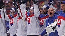 Slovenská st�ída�ka oslavuje dal�í gól do francouzské branky.