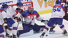 Závar p�ed brankou Samuela Hlavaje v utkání s Loty�skem.