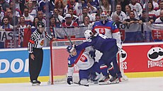 Bitka p�ed brankou v utkání Slovenska s Francií. V akci Patrik Koch (vlevo) a...